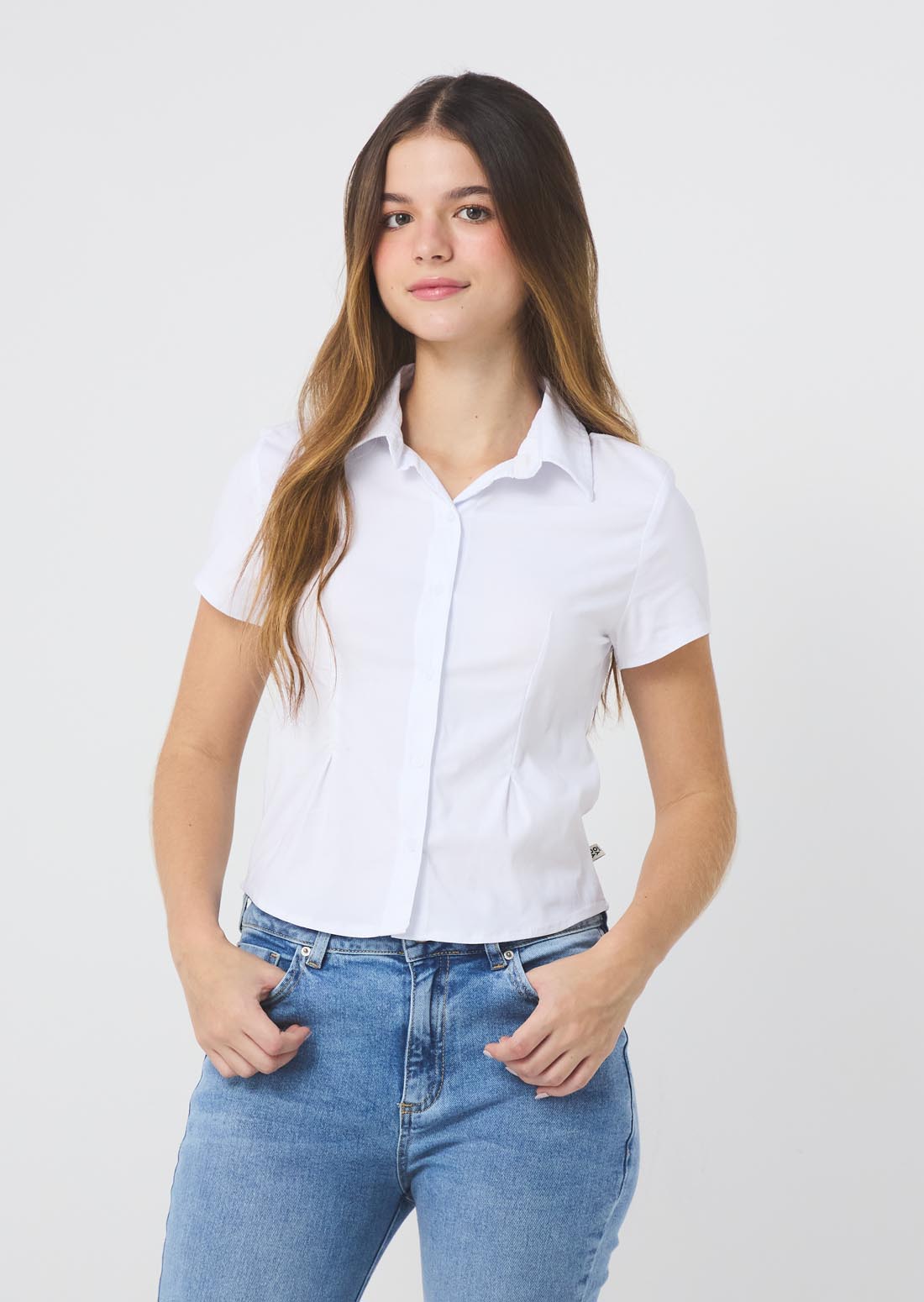 Blusa blanca con pinzas en frente para jóvenes