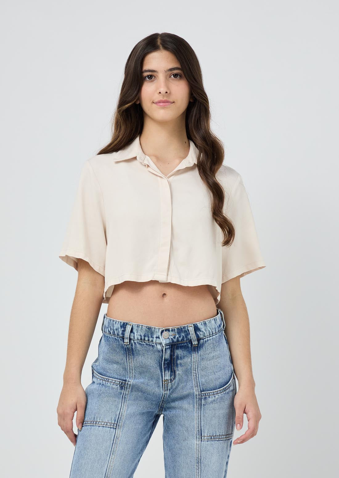 Blusa marfil con botones en frente para jóvenes