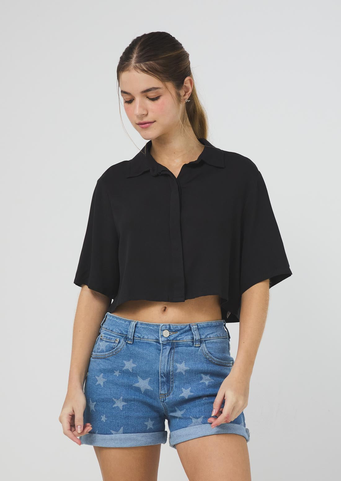 Blusa negra con botones en frente para jóvenes