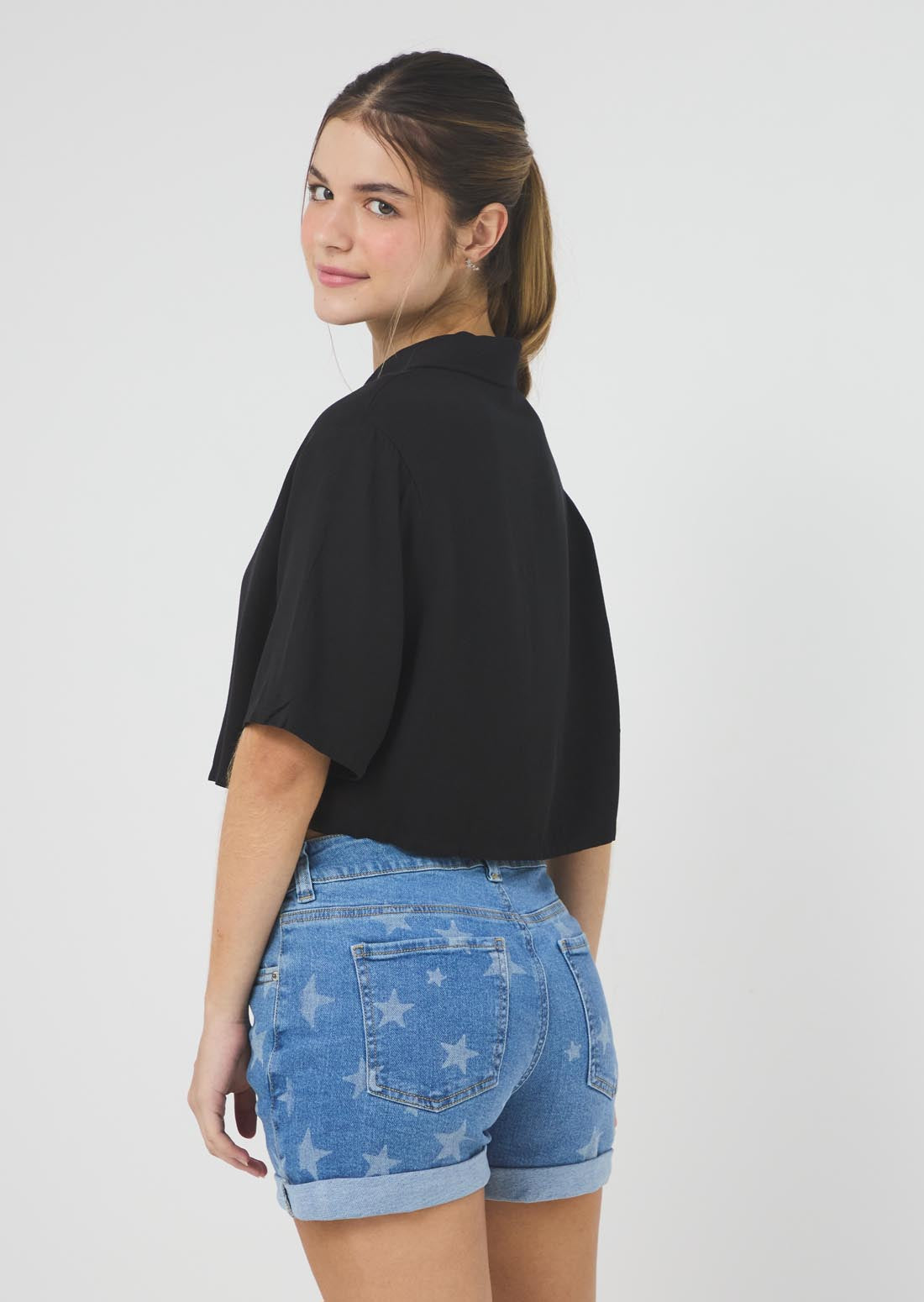 Blusa negra con botones en frente para jóvenes