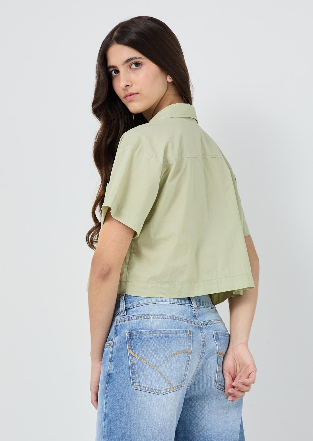 Blusa pistacho con aplique en bolsillo para jóvenes