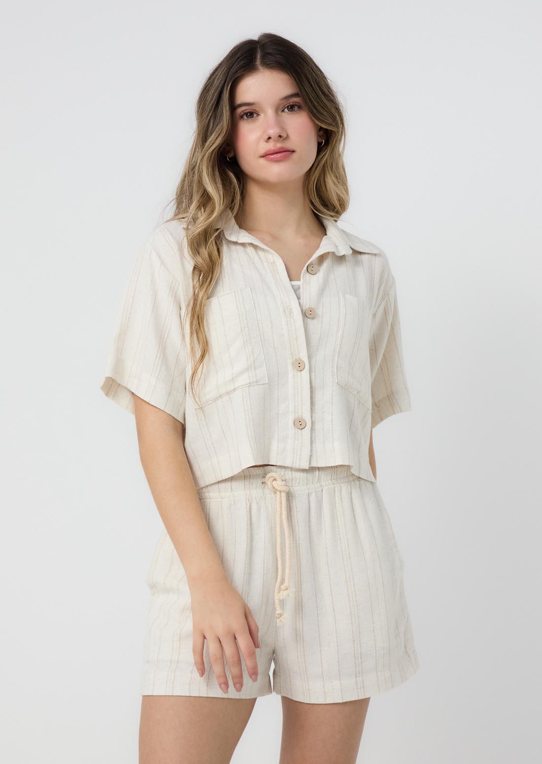 Blusa marfil con bolsillo para jóvenes