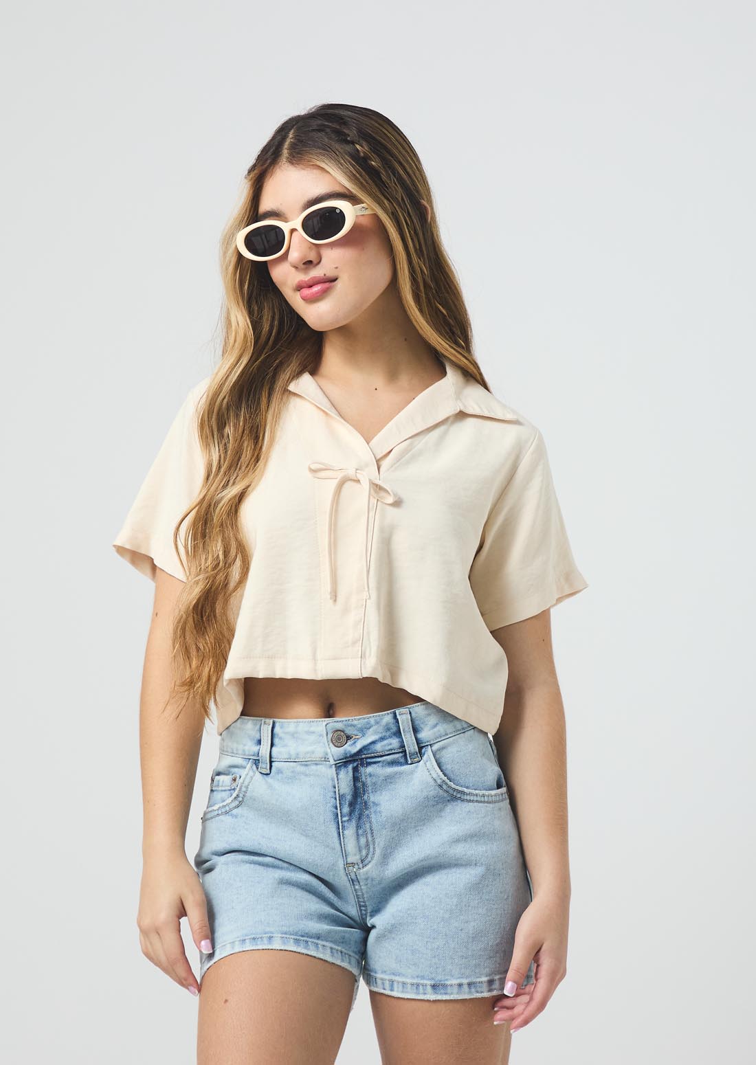 Blusa vainilla con moño decorativo para jóvenes