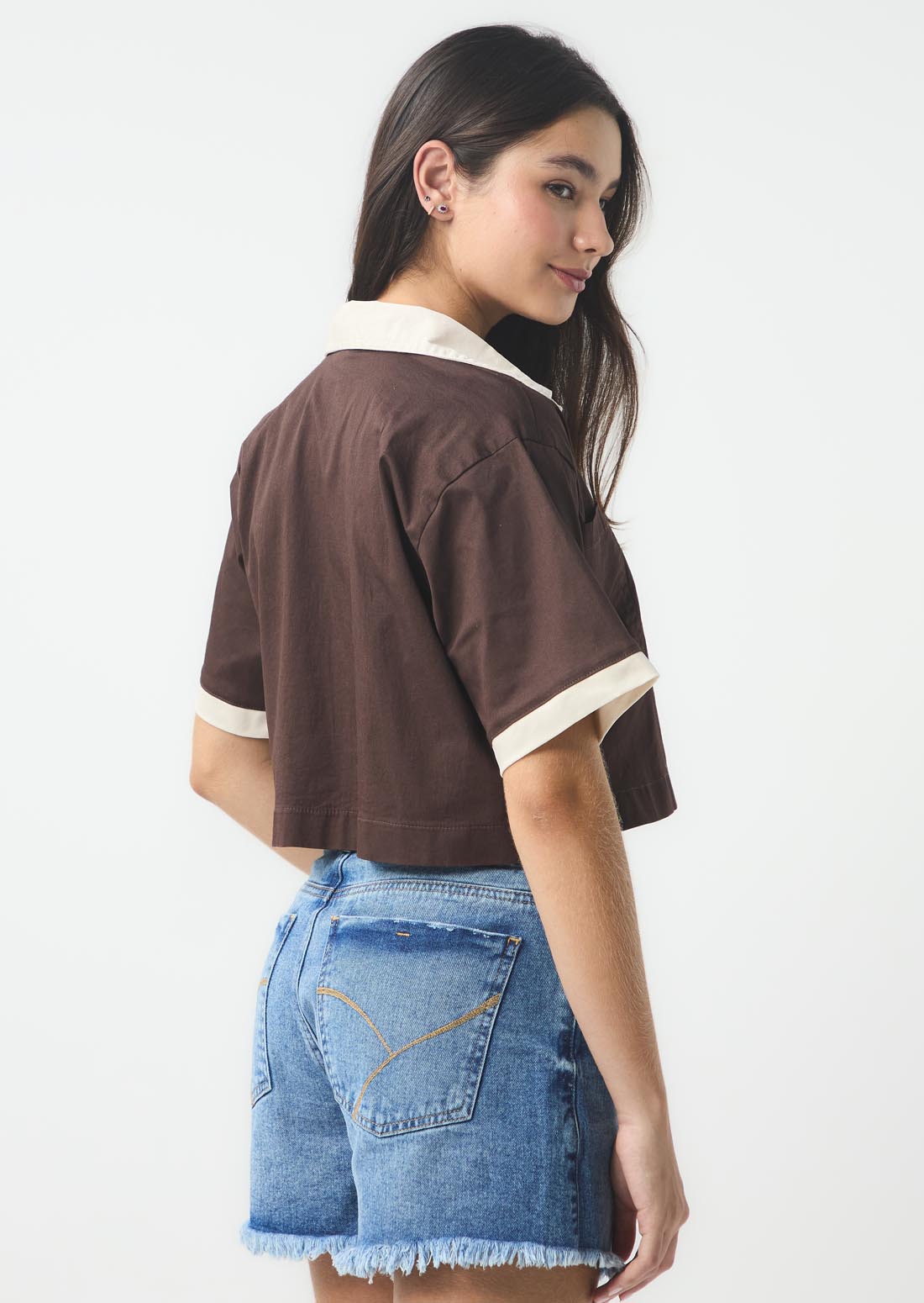 Blusa chocolate en contraste para jóvenes