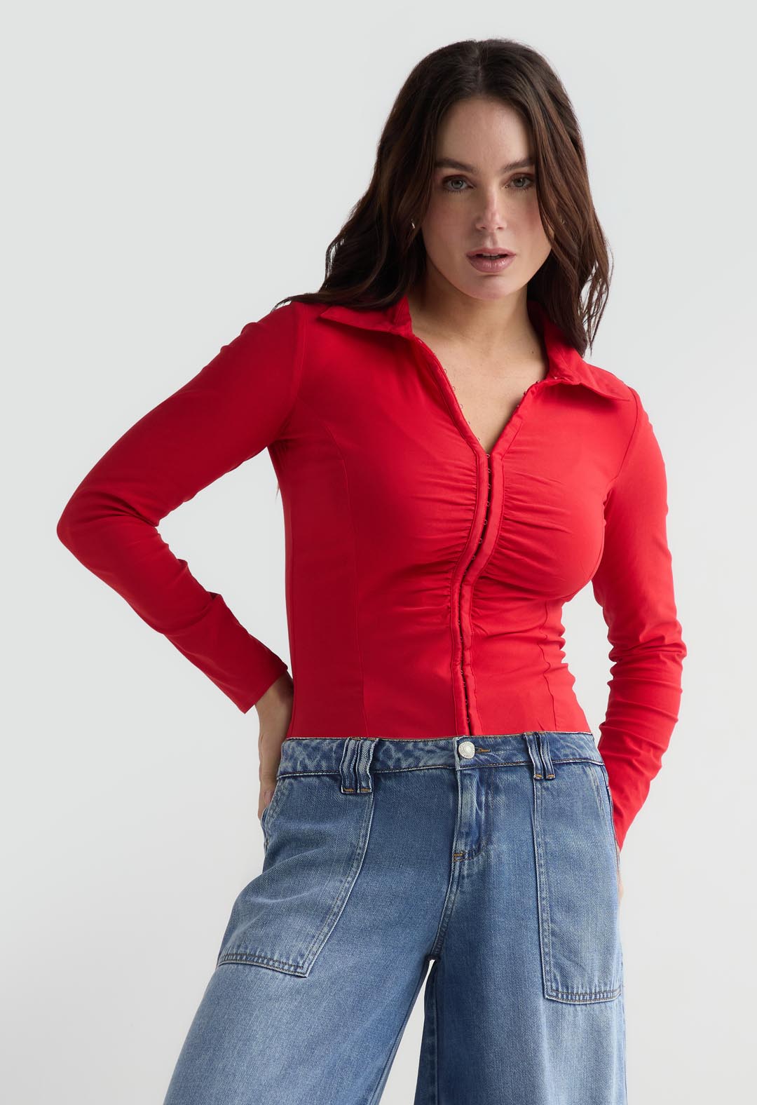 Blusa roja con abrochadura en frente para mujer