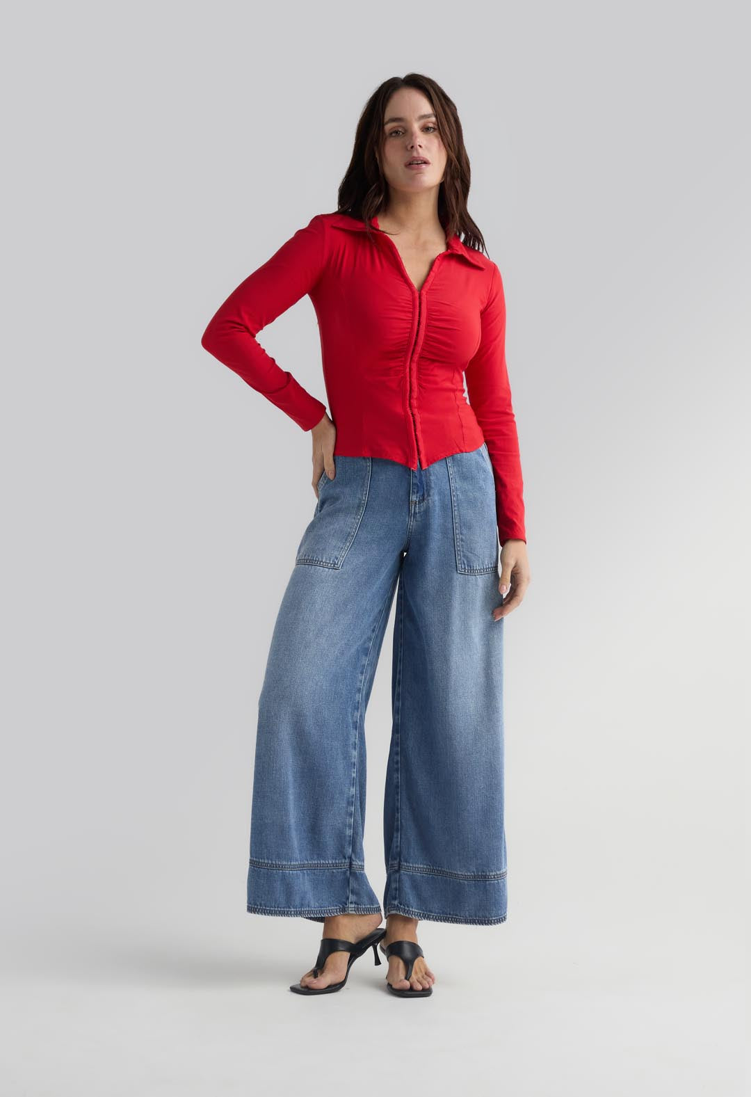 Blusa roja con abrochadura en frente para mujer