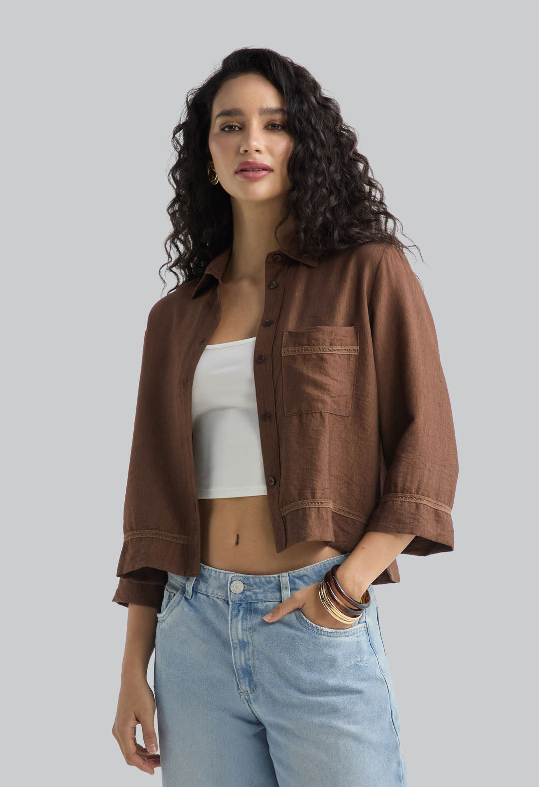 Camisa café oscuro con escalerilla para mujer