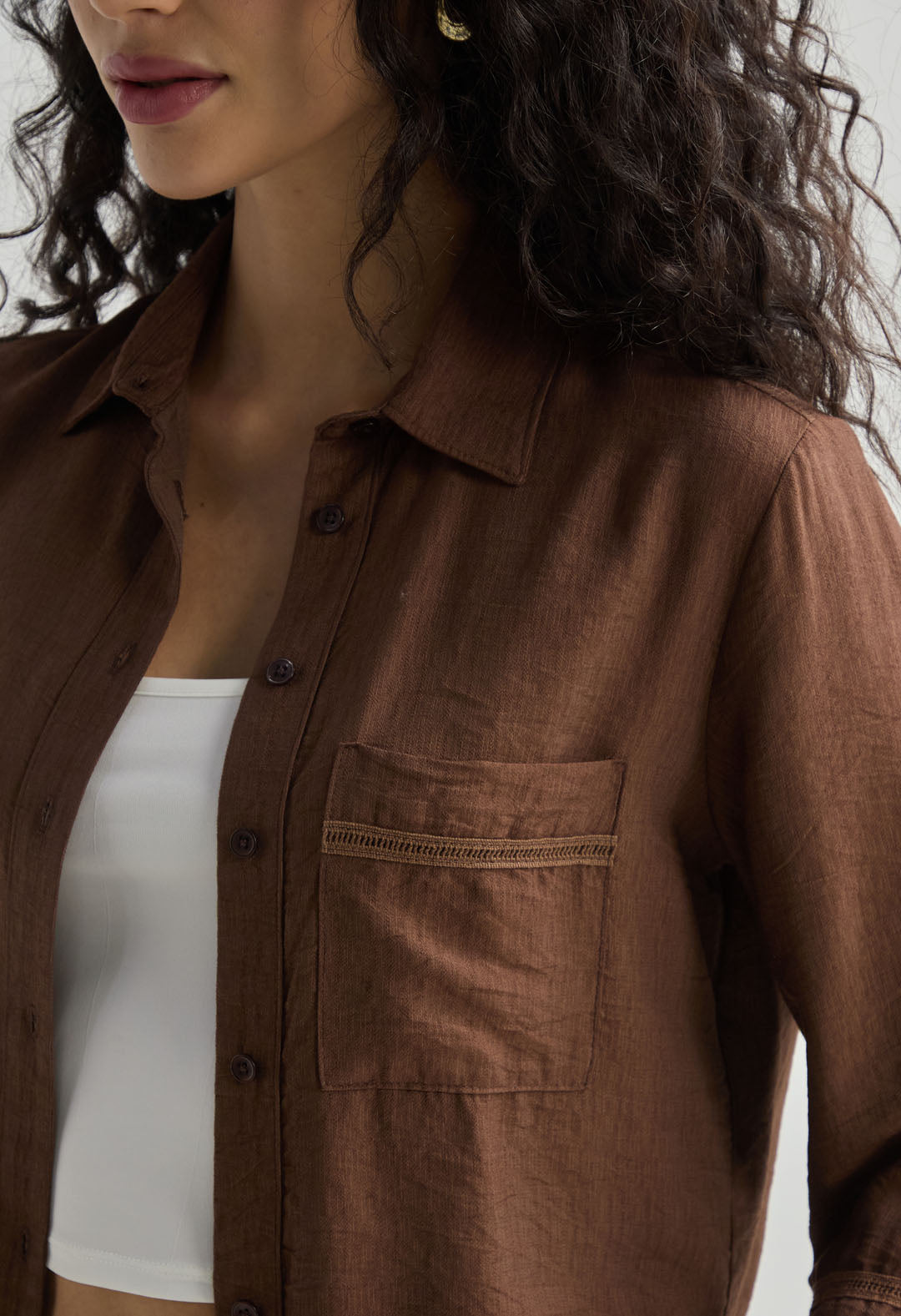 Camisa café oscuro con escalerilla para mujer