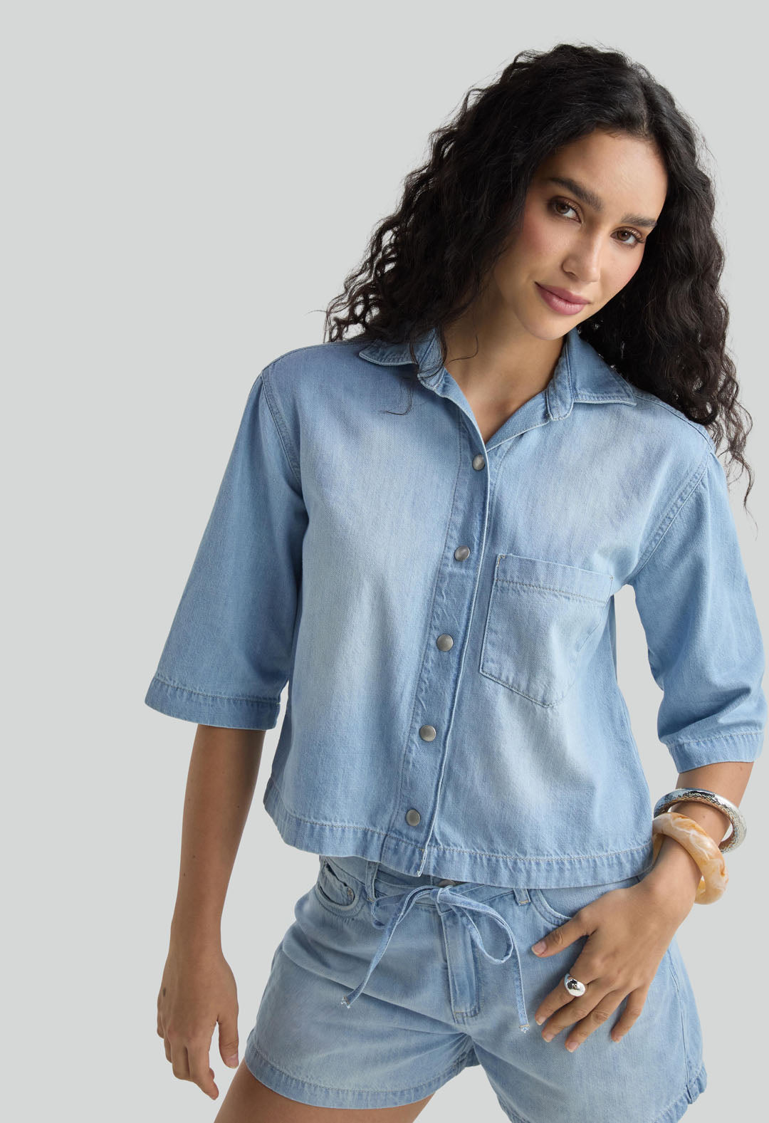 Camisa lavado claro con abertura en frente para mujer