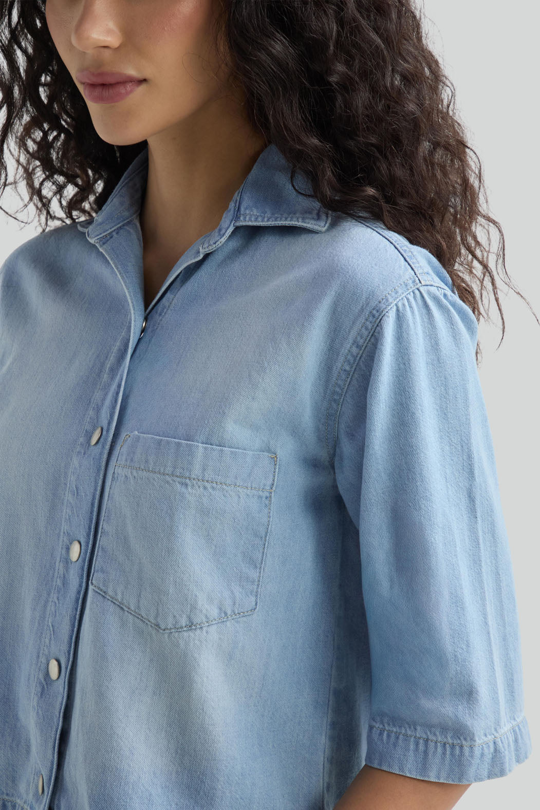 Camisa lavado claro con abertura en frente para mujer