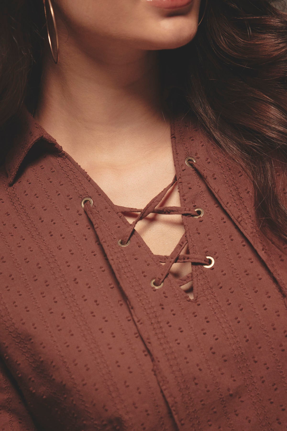 Blusa café medio con amarre en frente para mujer