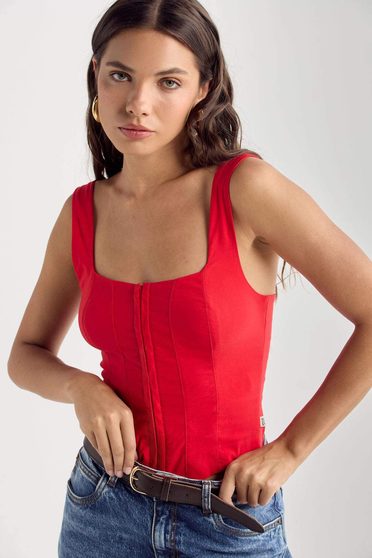 Blusa roja con cortes para mujer