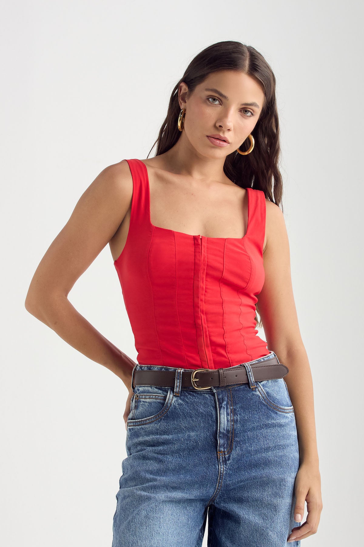 Blusa roja con cortes para mujer