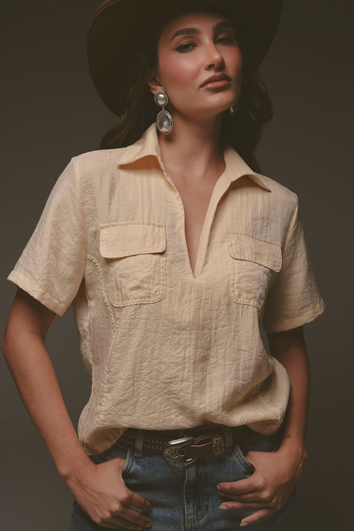 Blusa marfil con bolsillos al frente para mujer