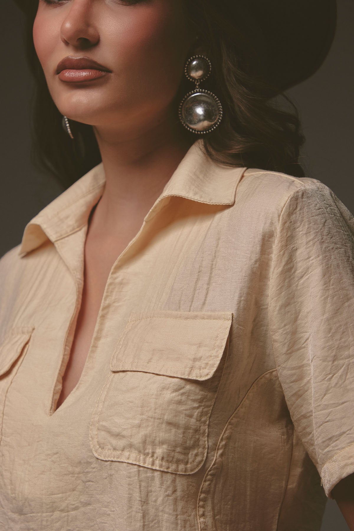 Blusa marfil con bolsillos al frente para mujer