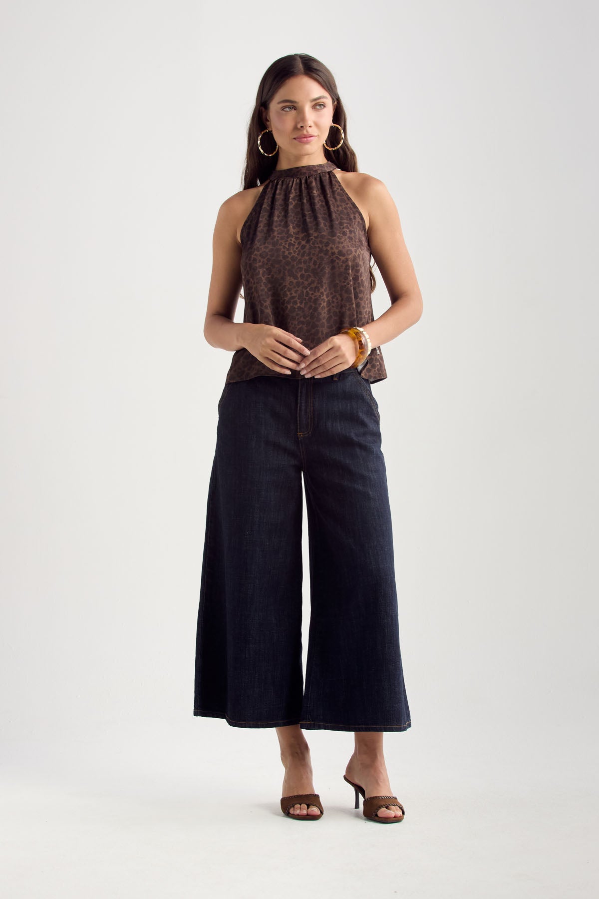 Blusa café oscura de manga sisa para mujer