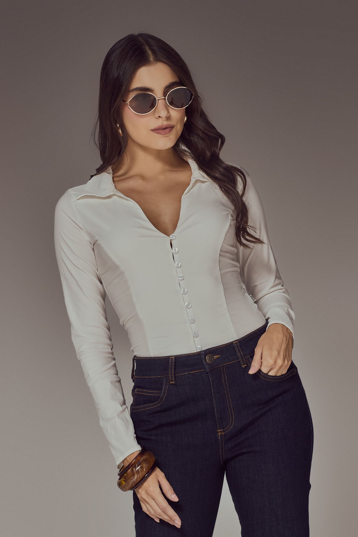 Camisa marfil con escote en v para mujer