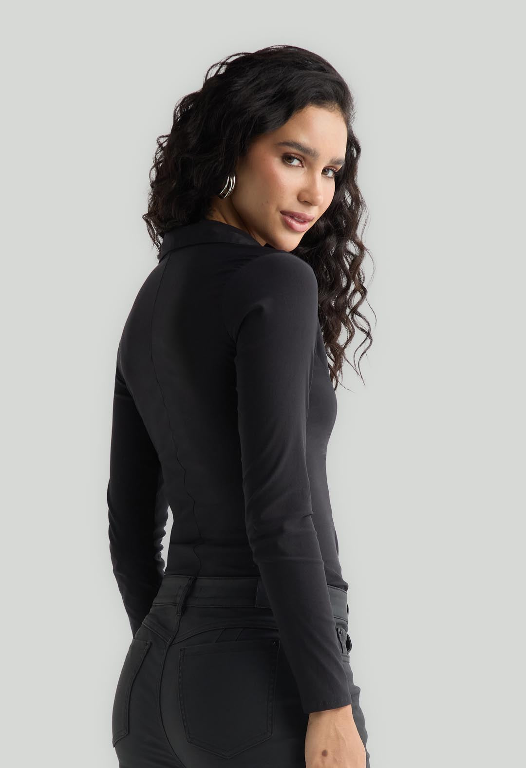 Camisa negra con escote en v para mujer
