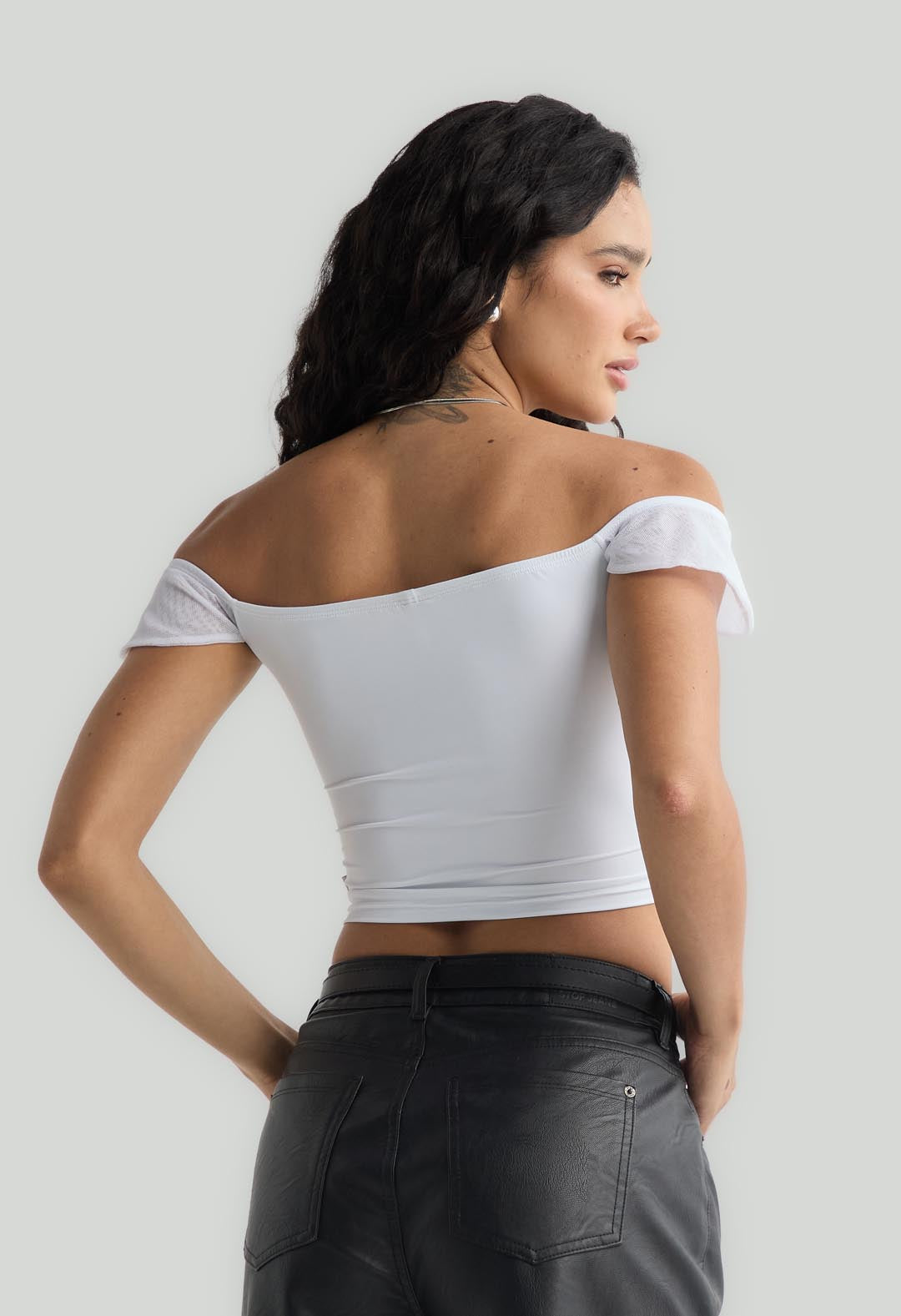 Blusa blanco con recogido en cortes para mujer
