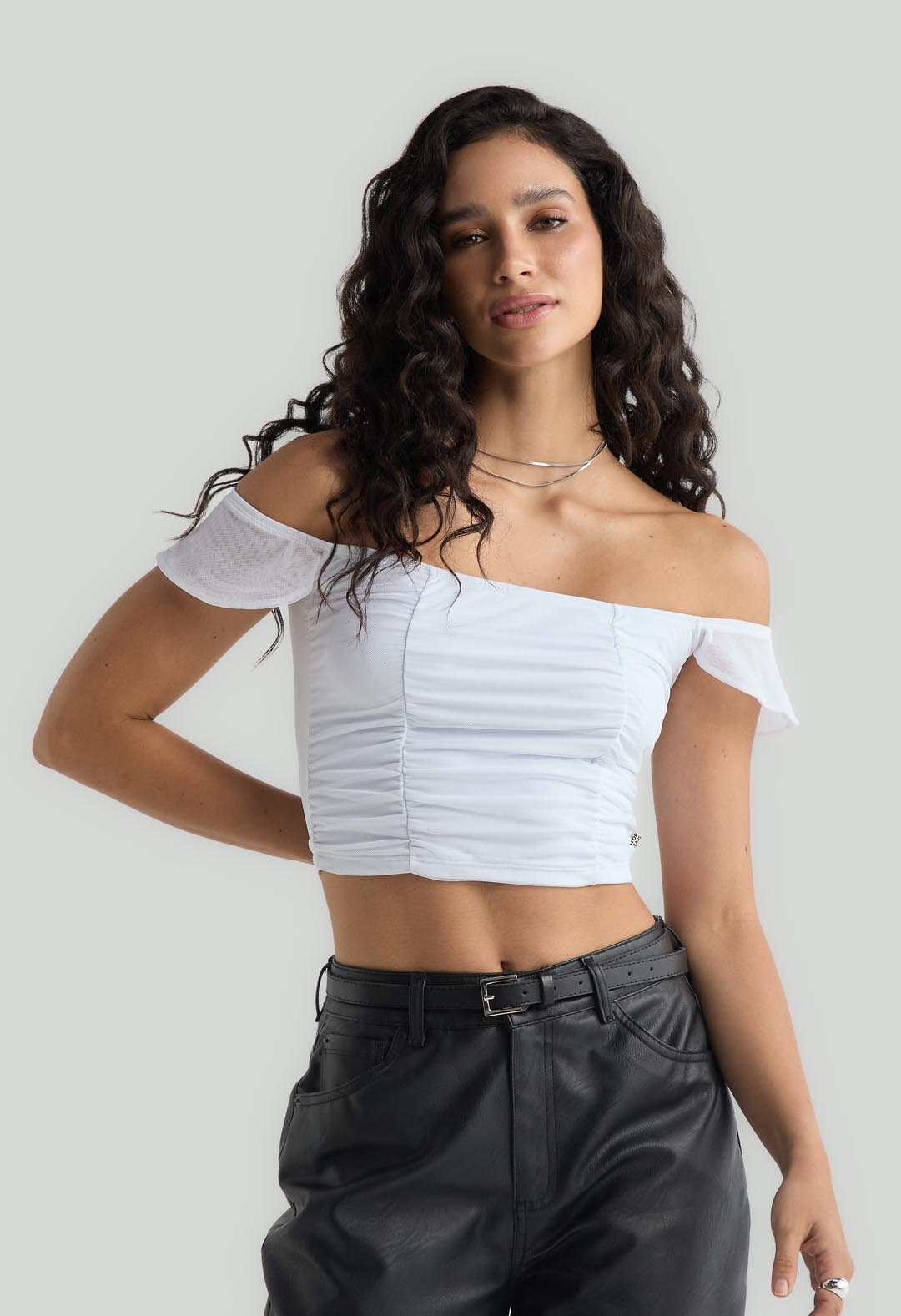 Blusa blanco con recogido en cortes para mujer