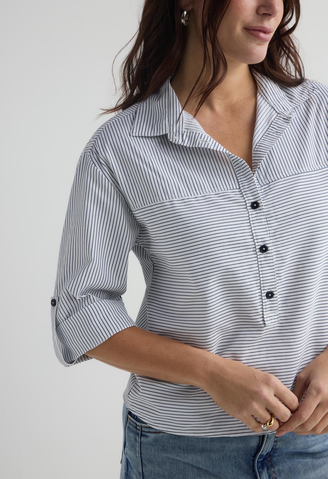Camisa azul oscuro con perilla para mujer