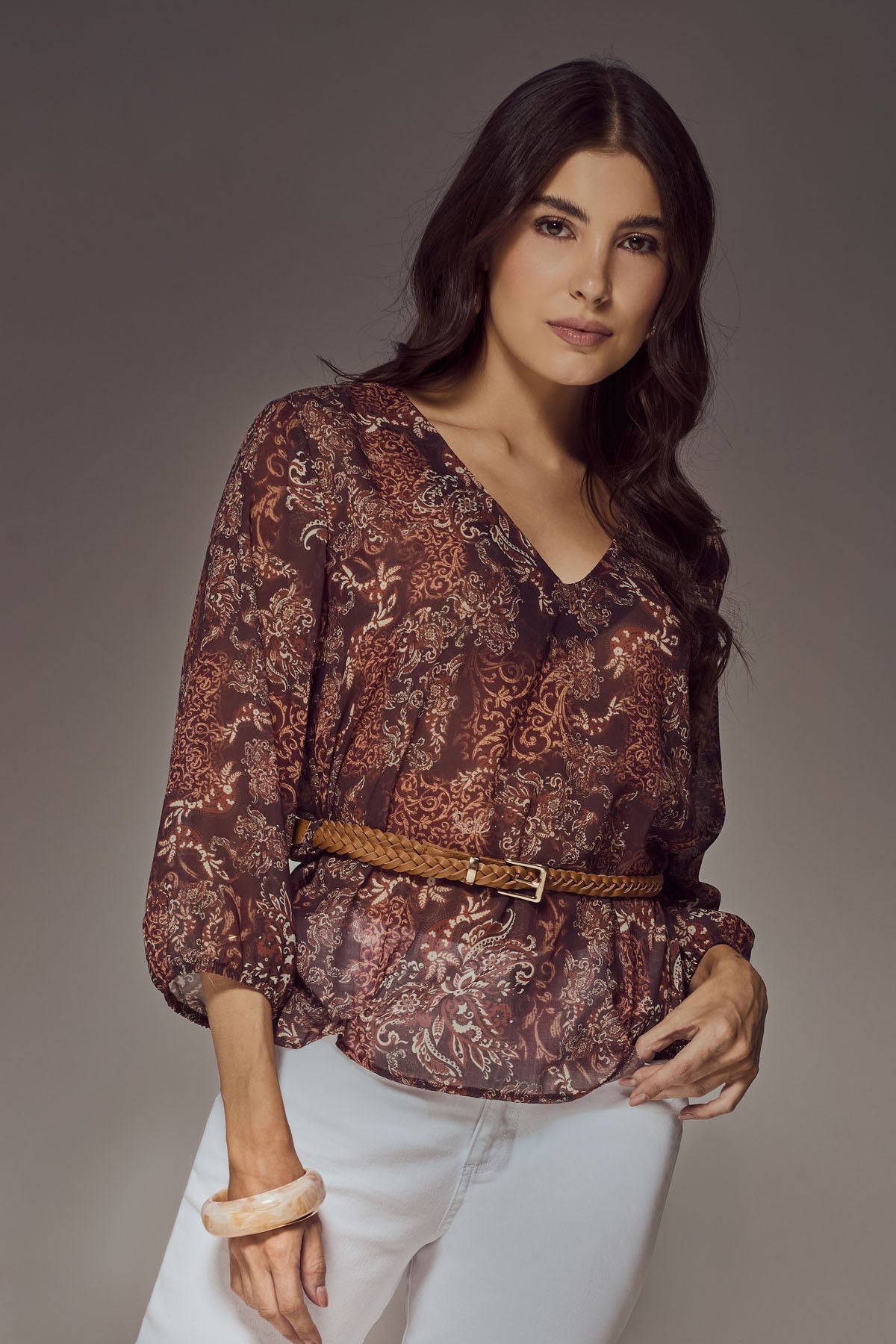 Blusa de color ladrillo con manga 3/4 y cinturón para mujer