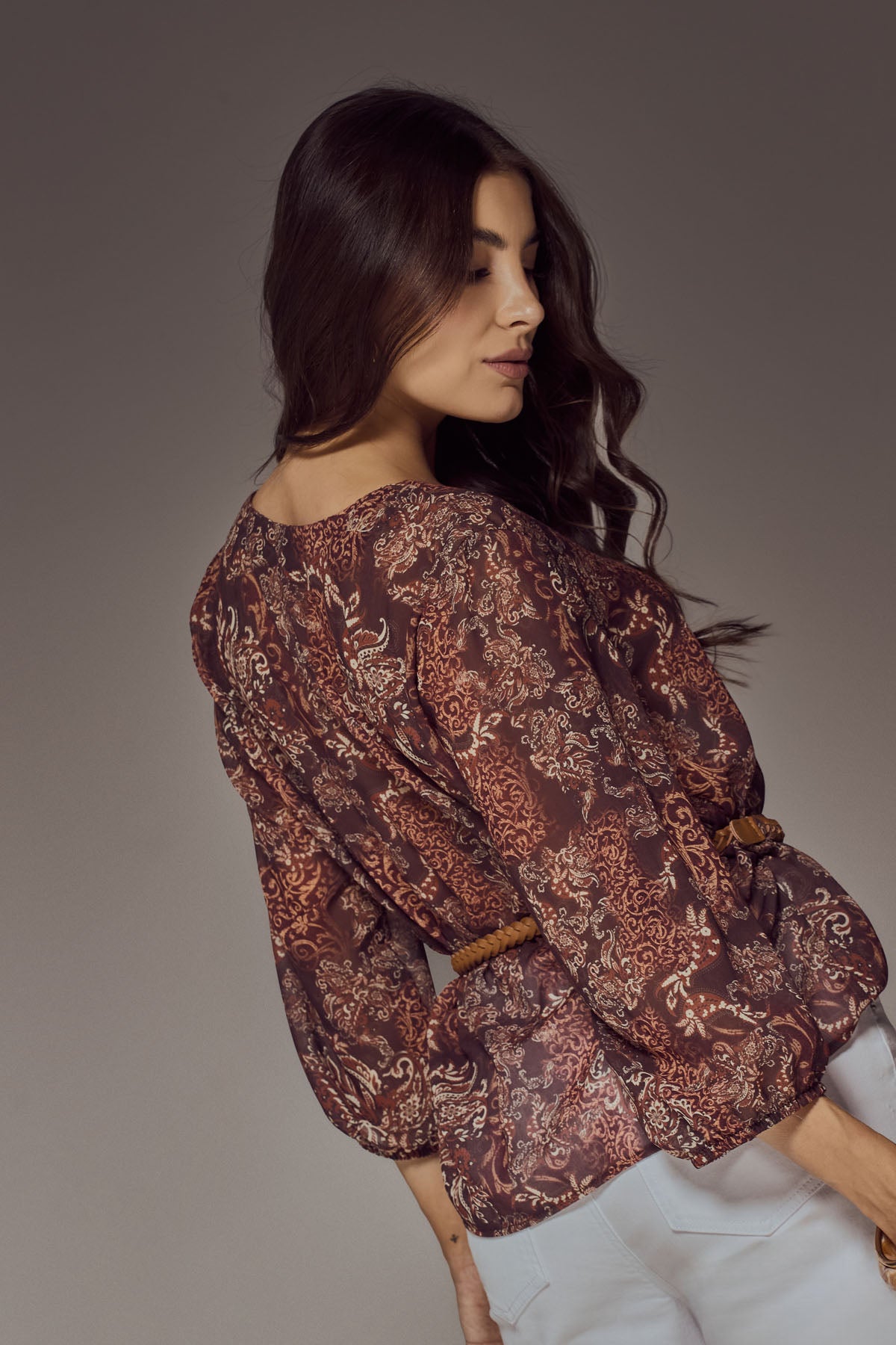 Blusa de color ladrillo con manga 3/4 y cinturón para mujer