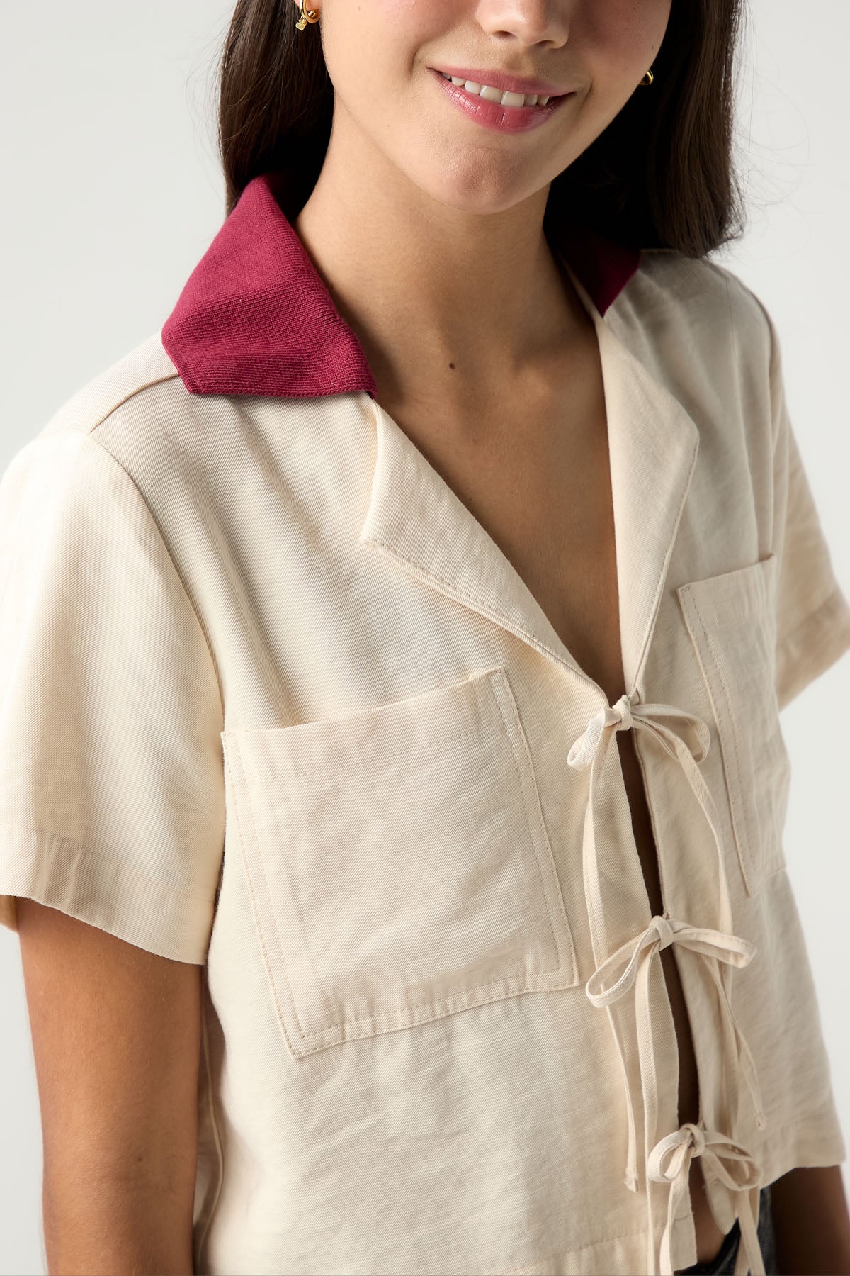 Blusa kaki con cuello sport para jóvenes