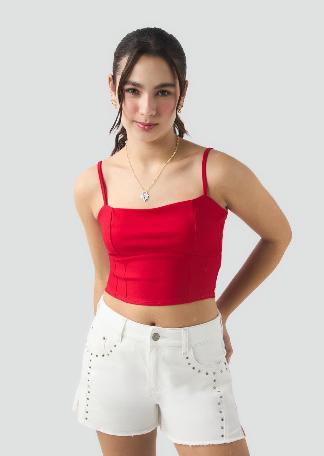 Blusa roja con cortes en frente para jóvenes