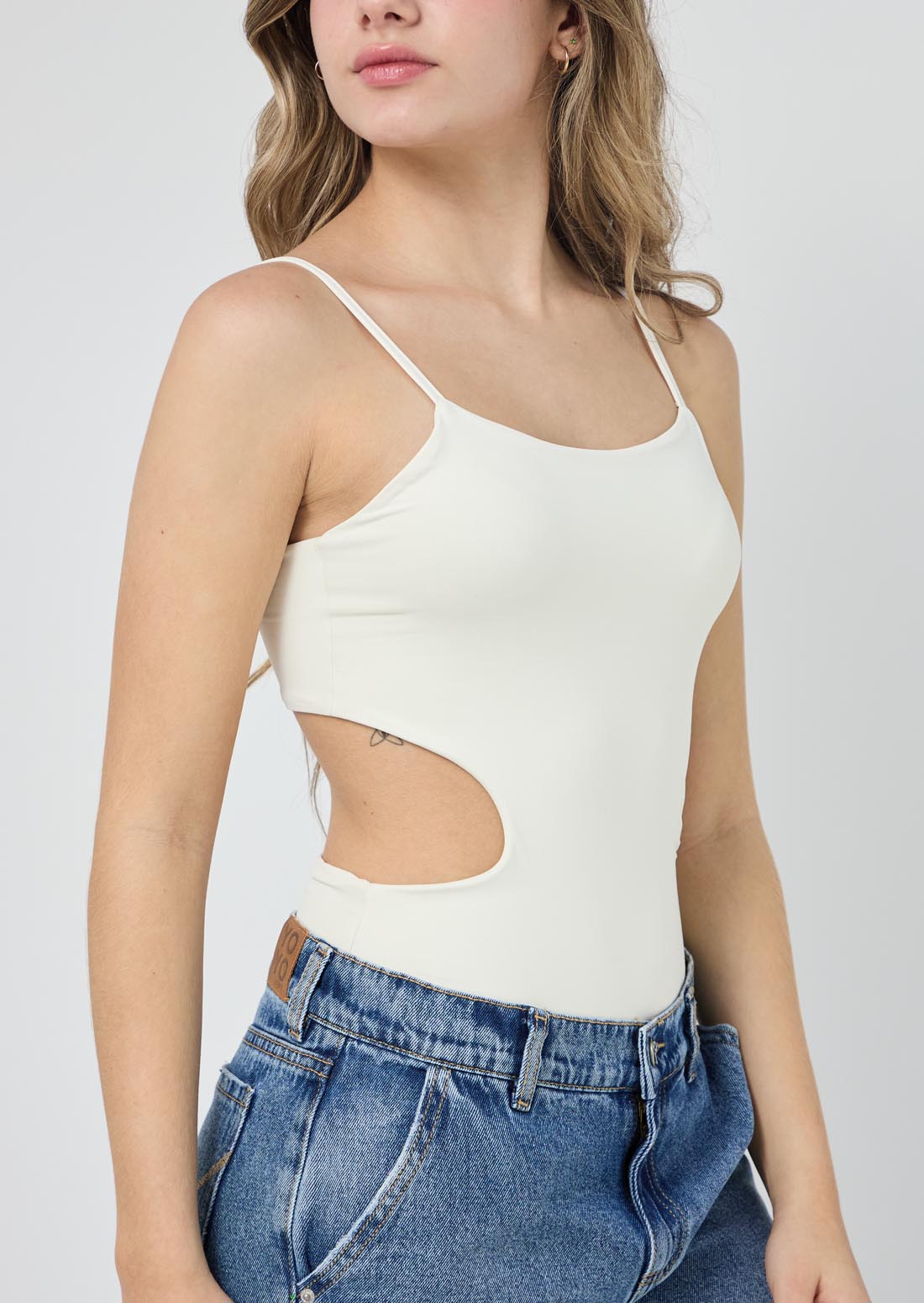 Body marfil con abertura en costados para jóvenes