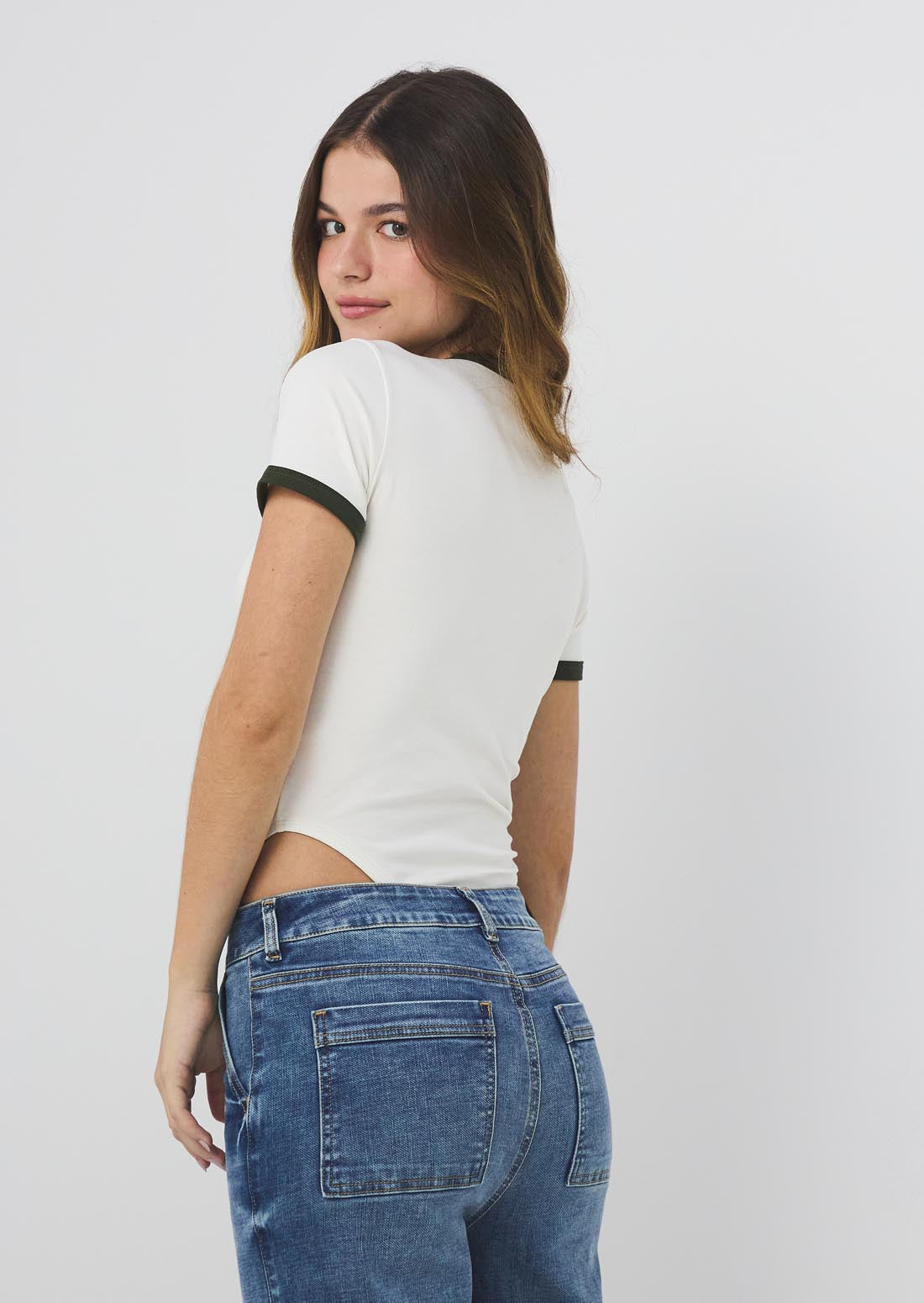Body marfil con sesgos en contraste para jóvenes