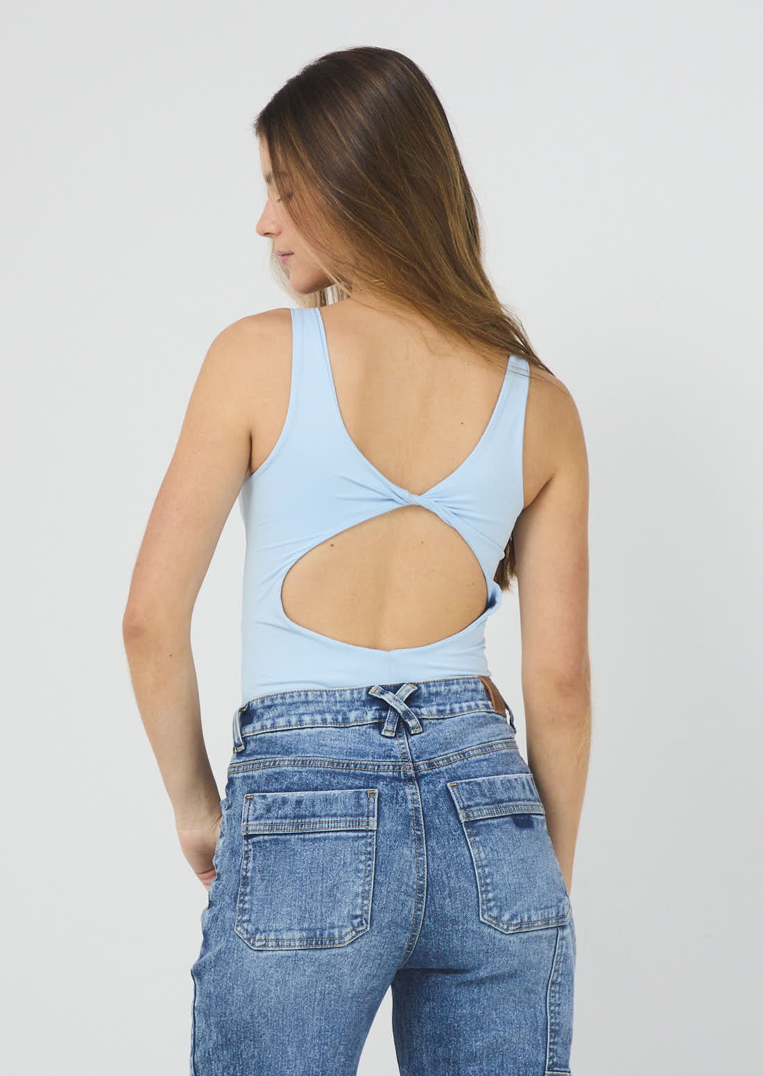 Body azul claro con espalda entorchada para jóvenes
