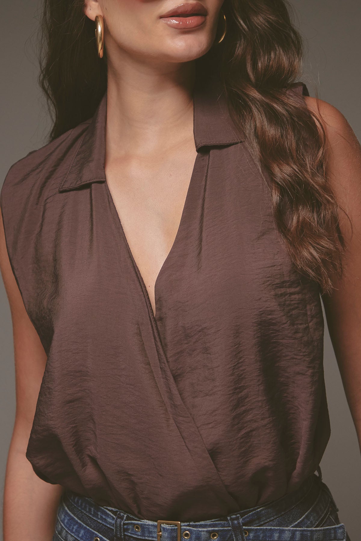 Body tipo camisero café oscuro para mujer