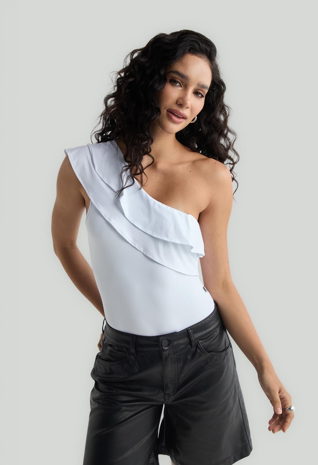 Body blanco asimétrico con bolero para mujer