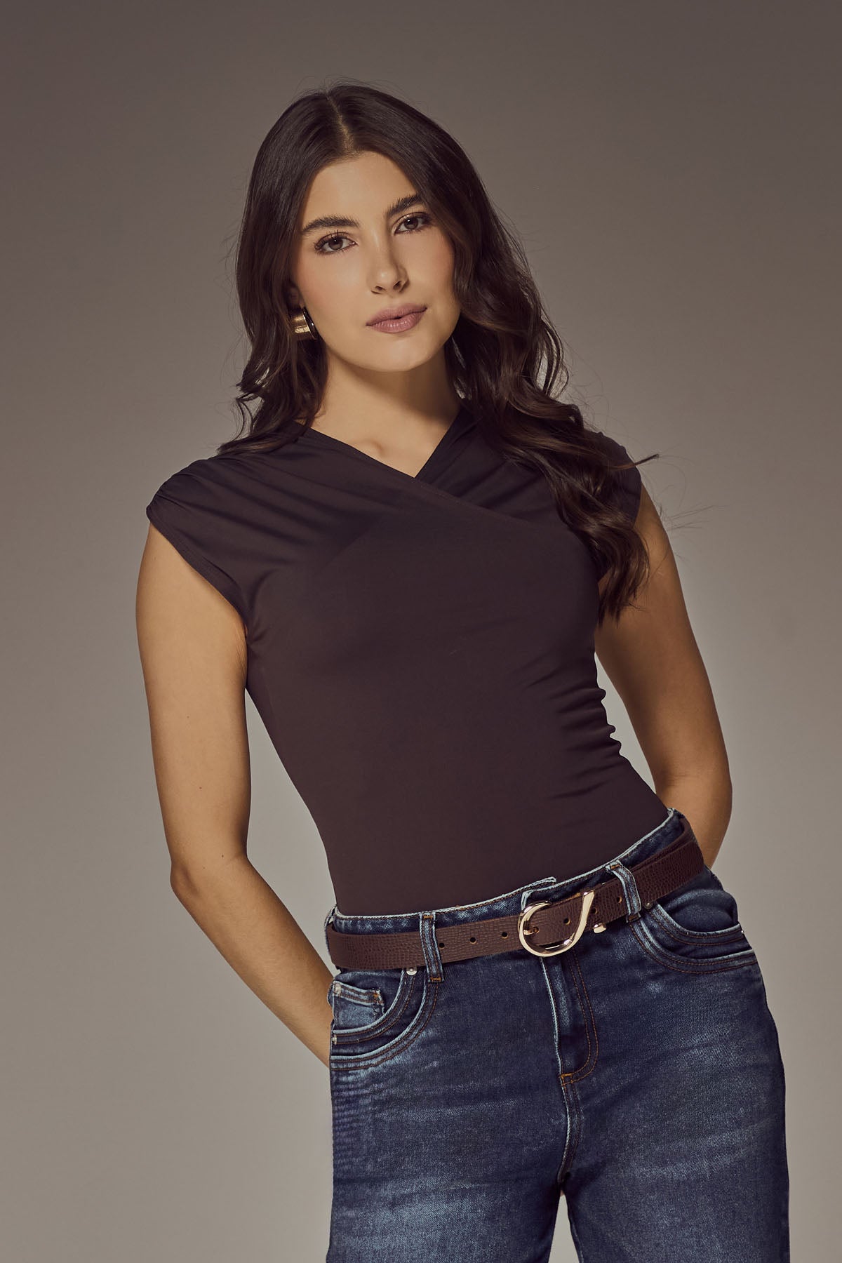 Body de color café oscuro con escote drapeado para mujer