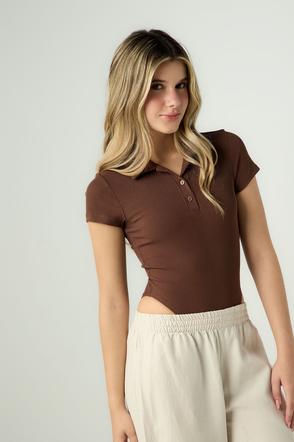 Body café medio con cuello camisero para jóvenes
