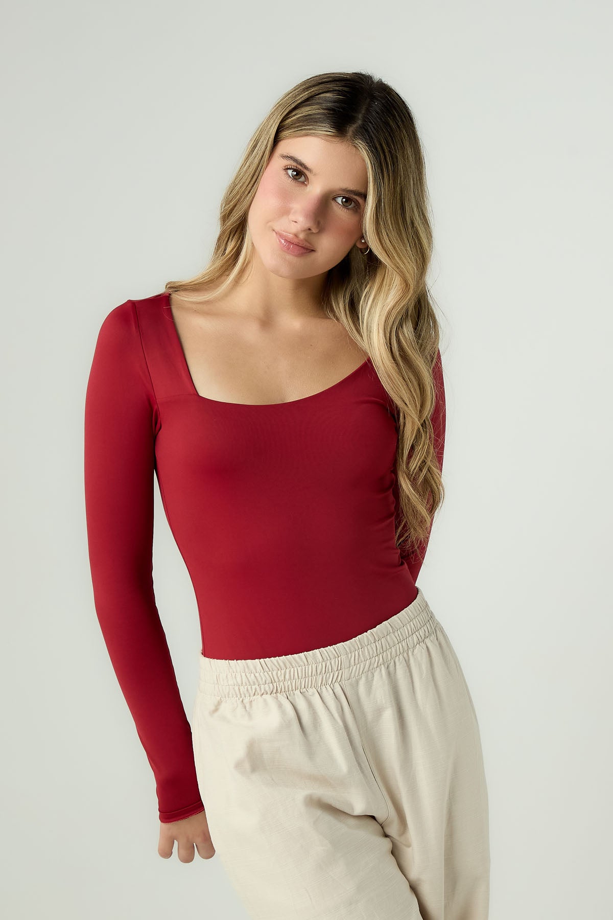 Body rojo con cuello asimétrico para jóvenes