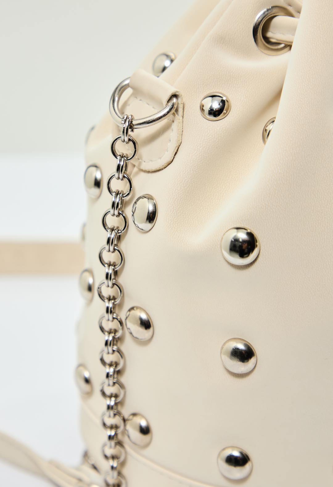 Bolso beige con taches metálicos