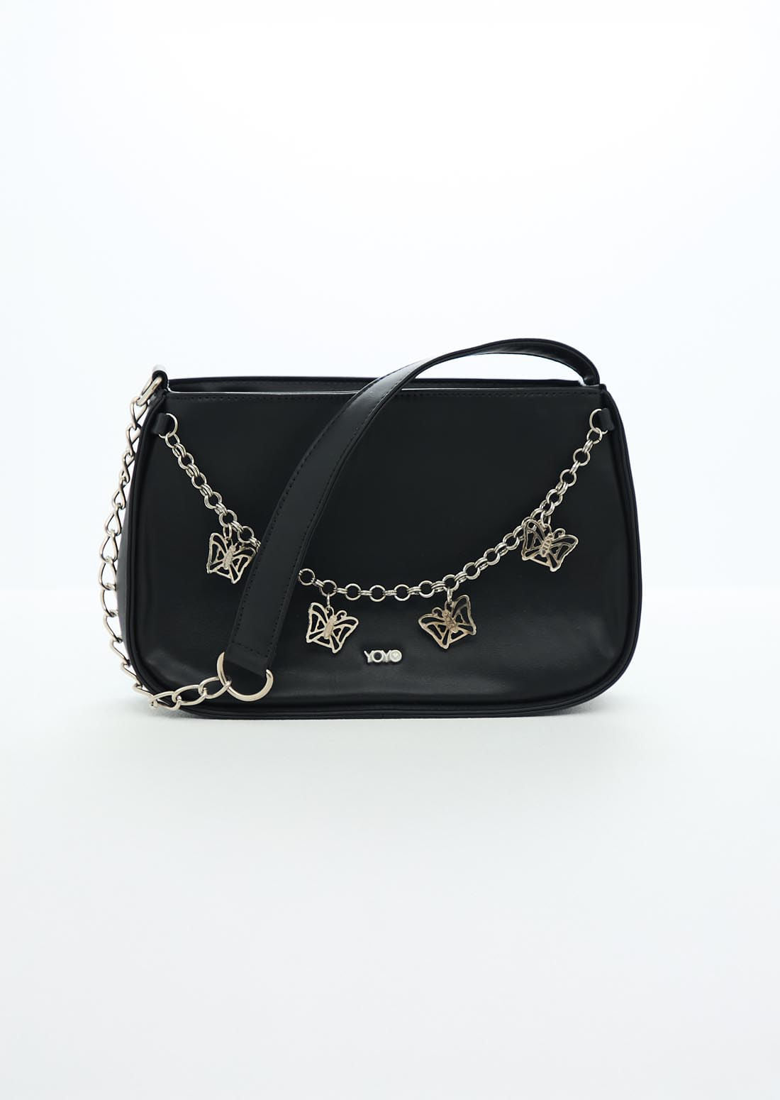 Bolso negro con dijes para jóvenes