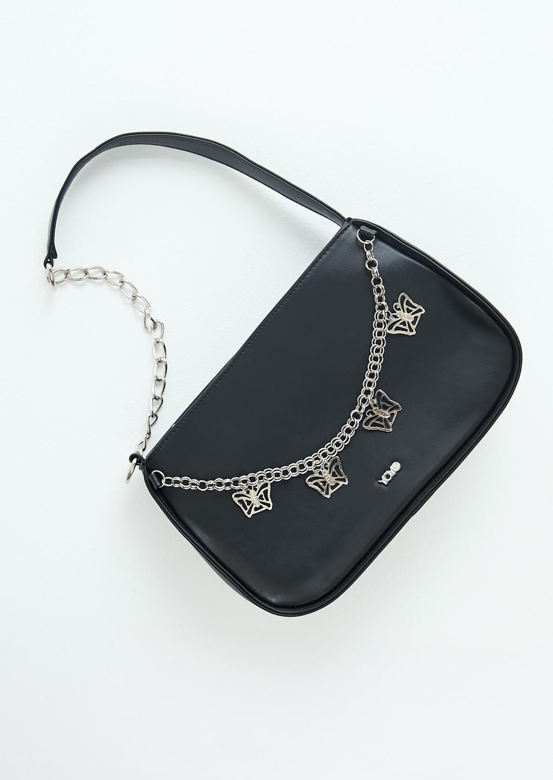 Bolso negro con dijes para jóvenes