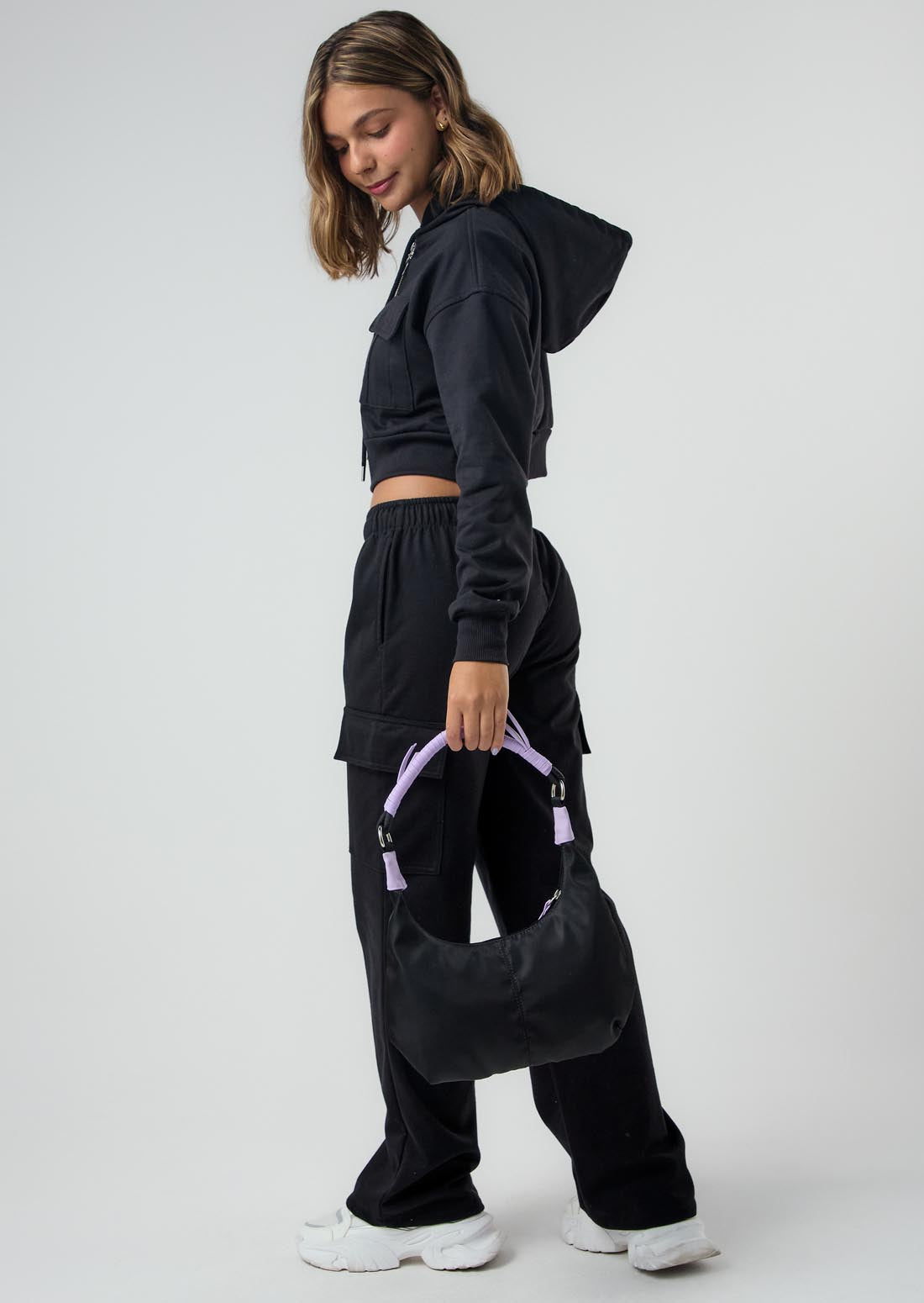 Bolso negro con charm