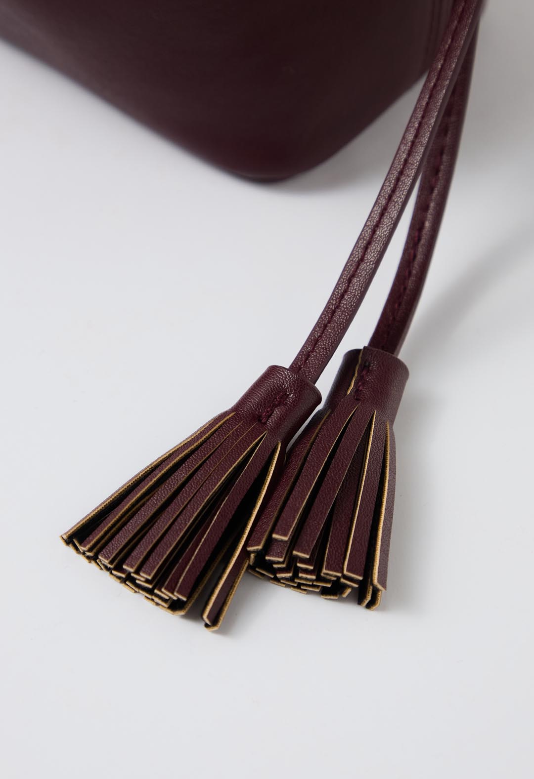 Bolso bandolera tono vino