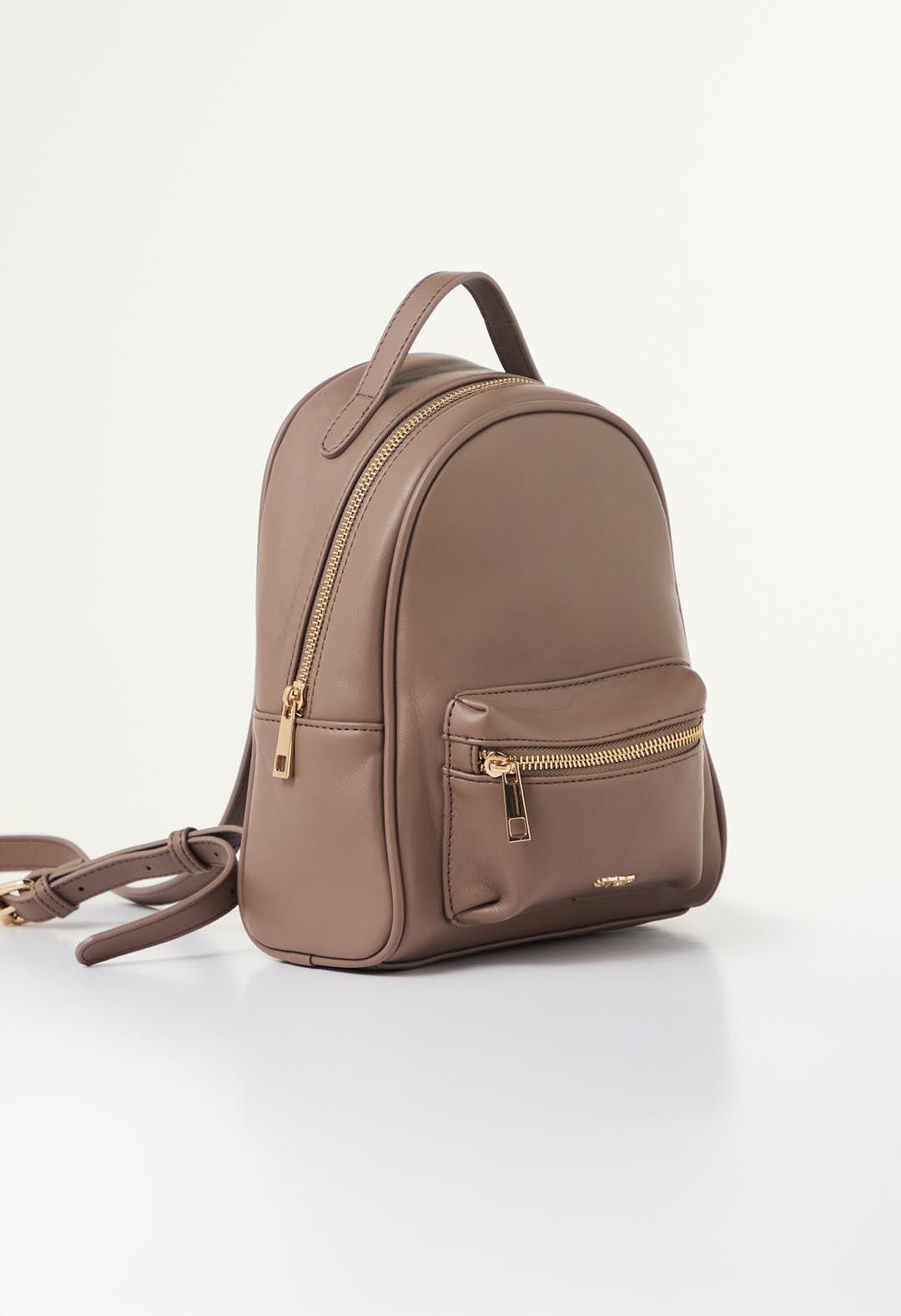 Bolso taupe tipo morral pequeño