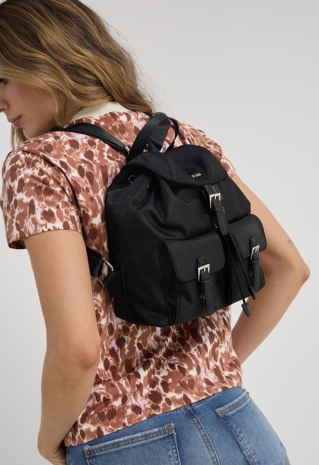 Morral negro con bolsillos en frente