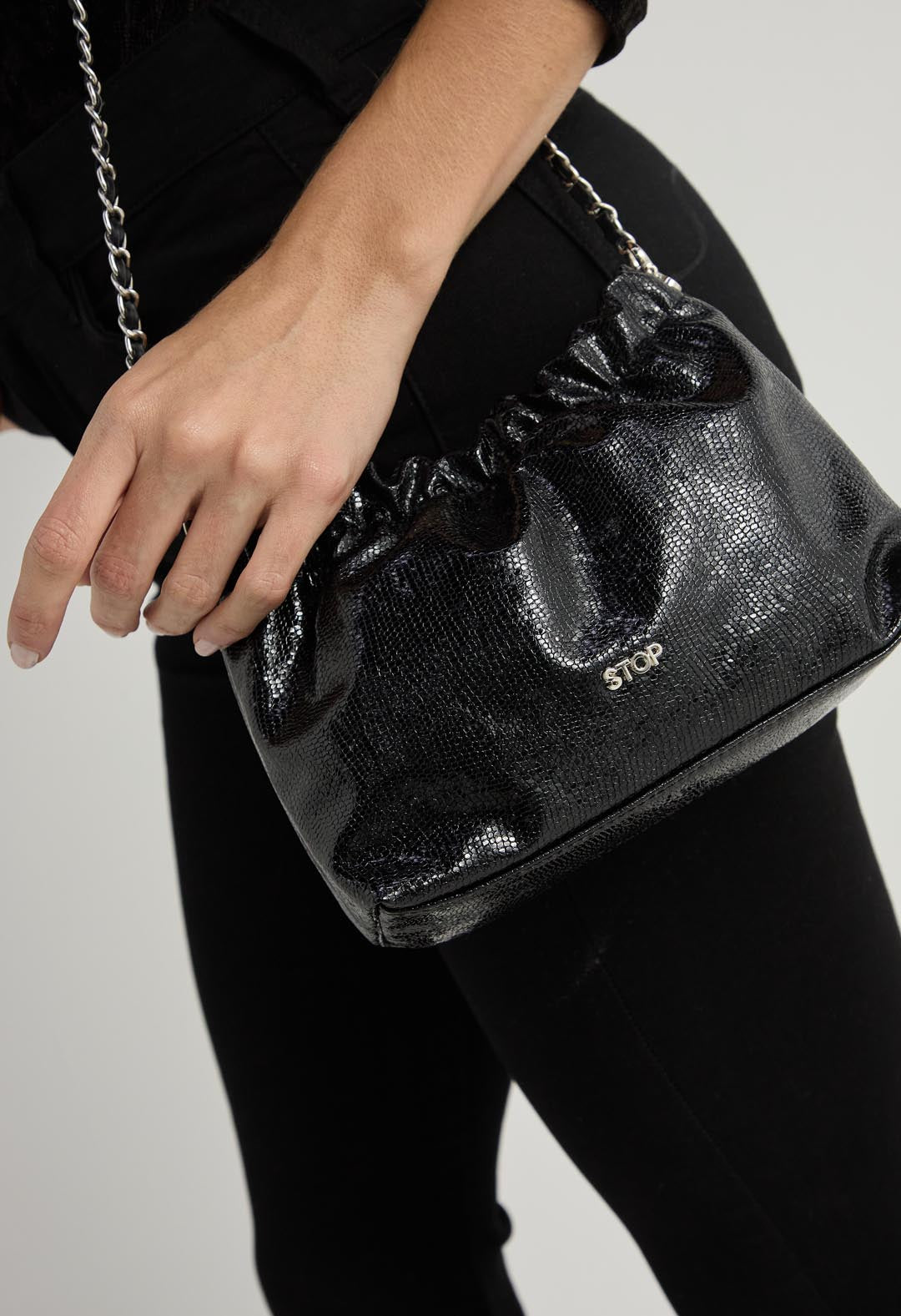 Bolso tipo bandolera negro con brillos