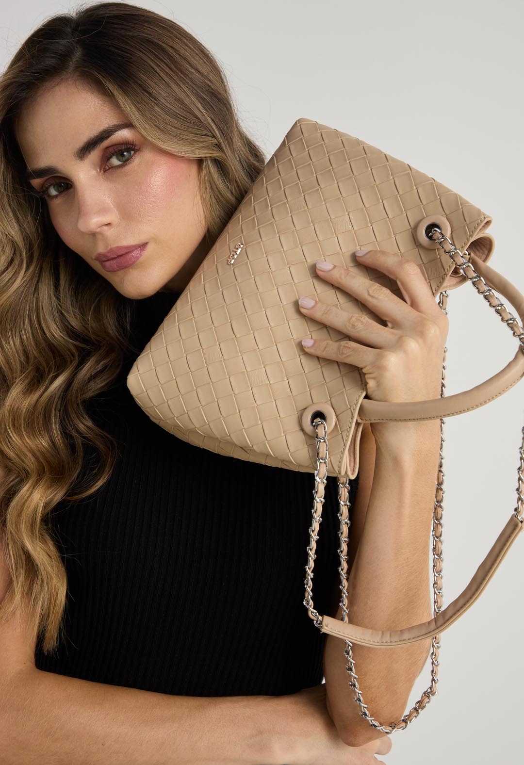 Bolso beige con efecto tejido