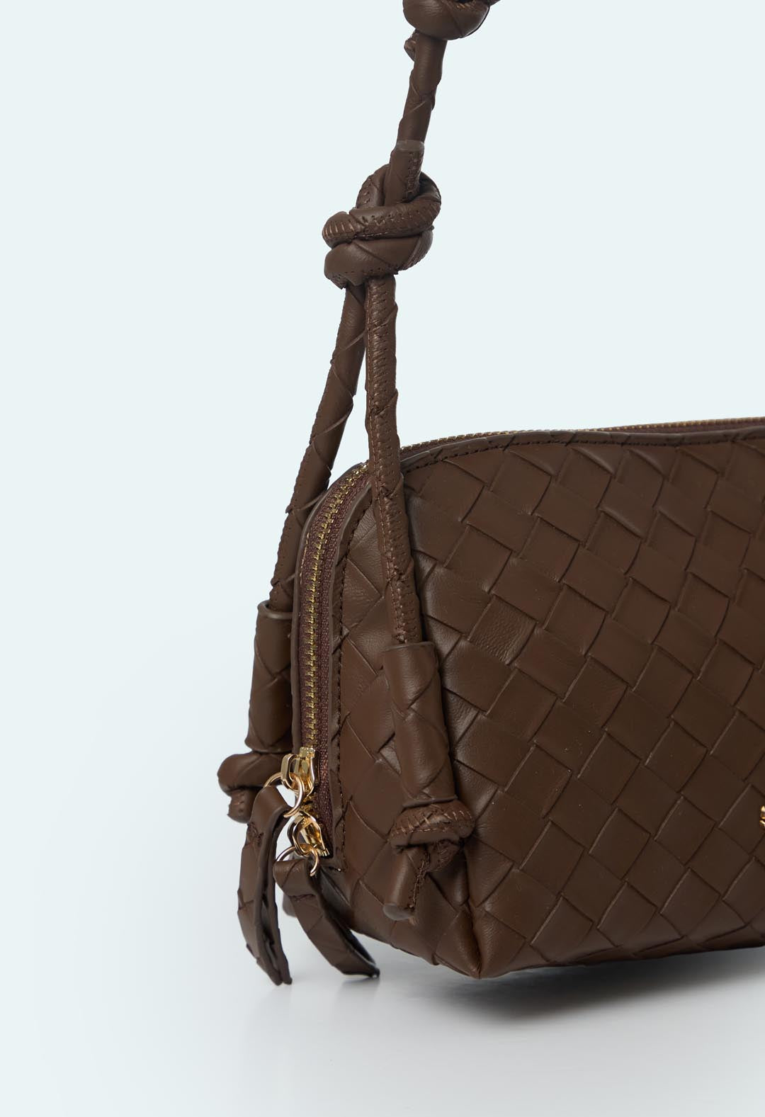 Bolso café efecto tejido