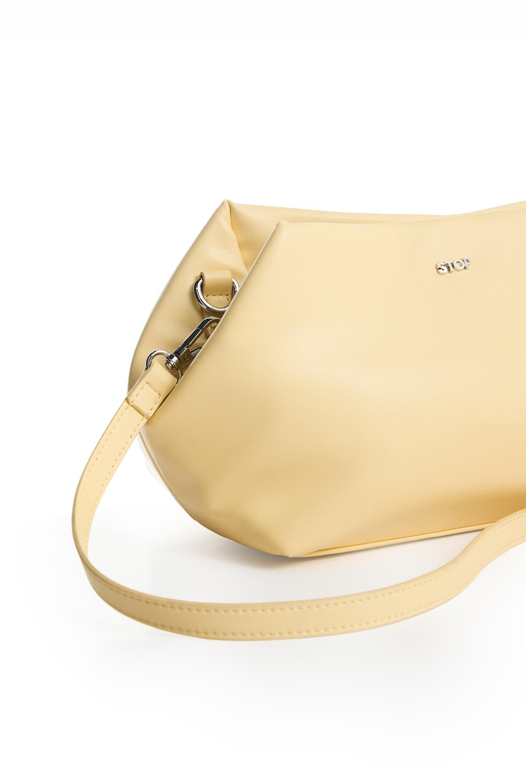 Bolso amarillo claro con manija tejida