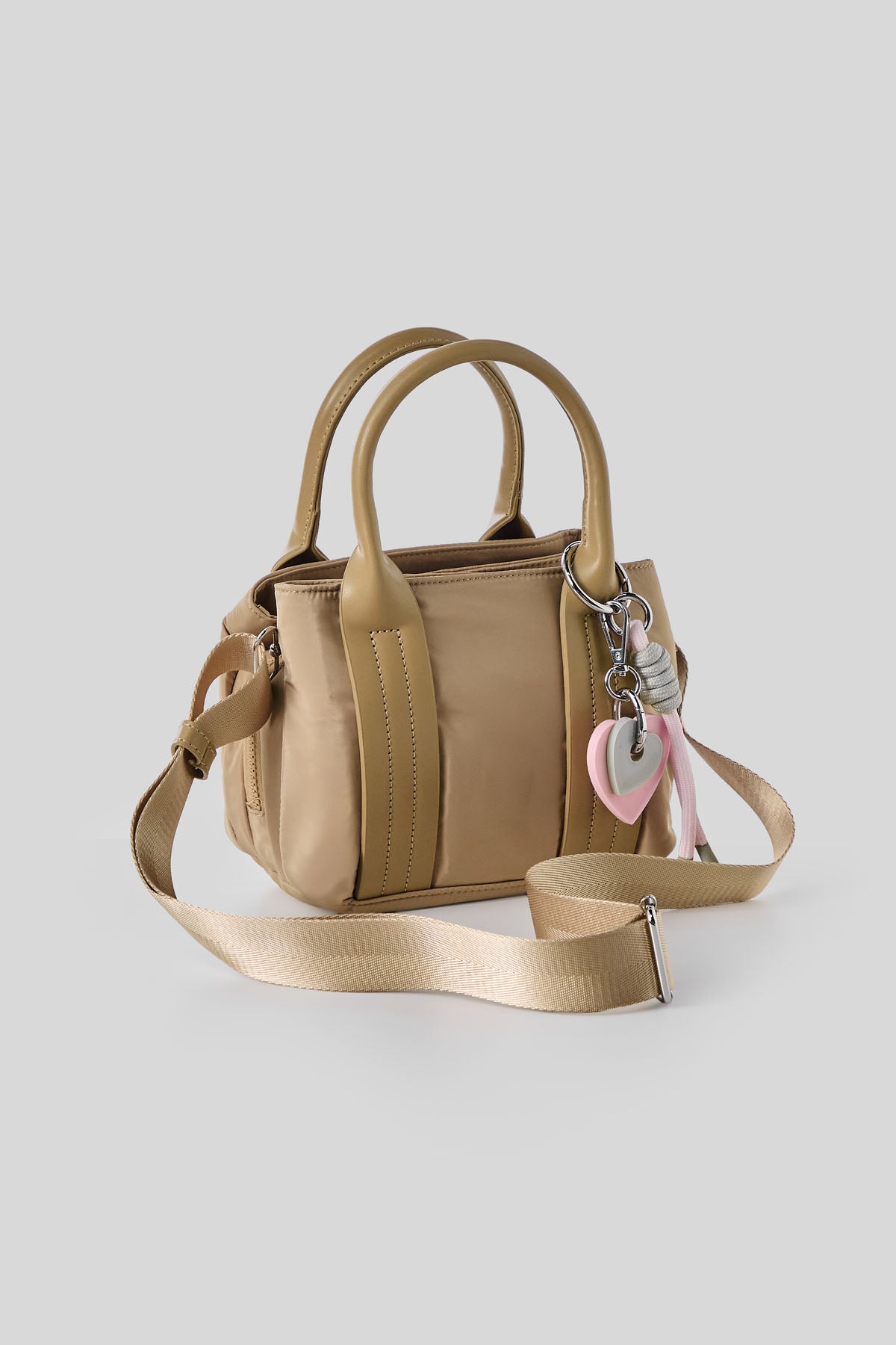 Bolso arena con correa removible y charm para jóvenes