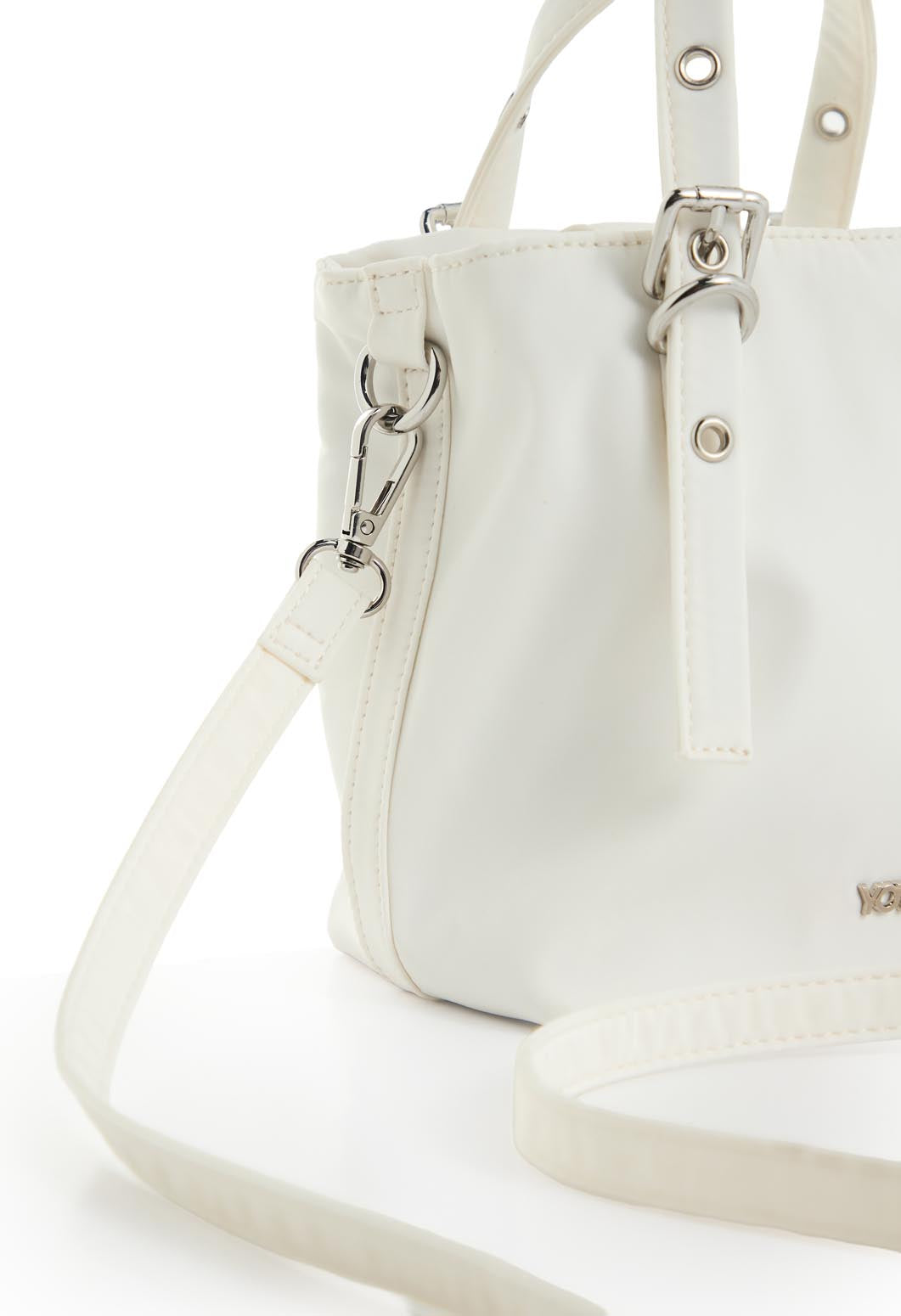 Bolso marfil tipo bandolera con argollas para jóvenes